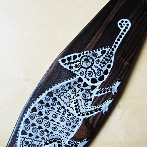 ČARINGA - mluvící dřevo chameleon b&w — foto 2