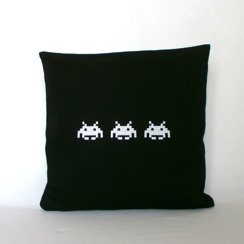 Polštářek "space invaders" - černo/bílý — foto 2