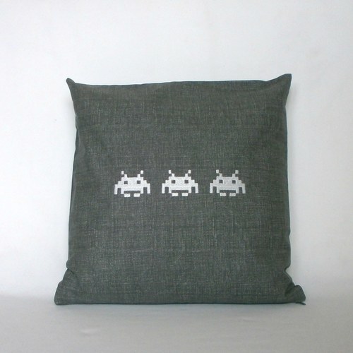 Polštářek "space invaders" - šedý — foto 2