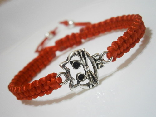 Náramek s kočkou (macramé) — foto 2