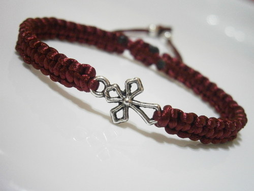Náramek s křížkem (macramé) — foto 2