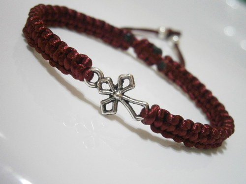 Náramek s křížkem (macramé) — foto 3