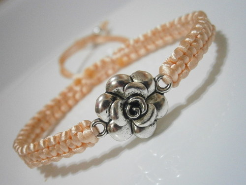 Meruňkový náramek s kytičkou (macramé) — foto 2