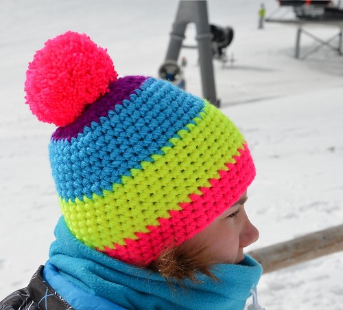 Čepice NEON YELLOW PINK háčkovaná s bambulí — foto 2