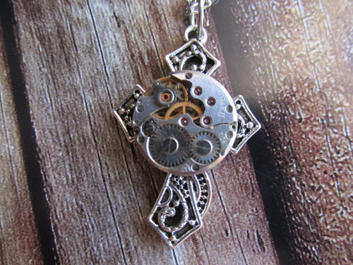 KŘÍŽEK steampunkový přívěsek — foto 4