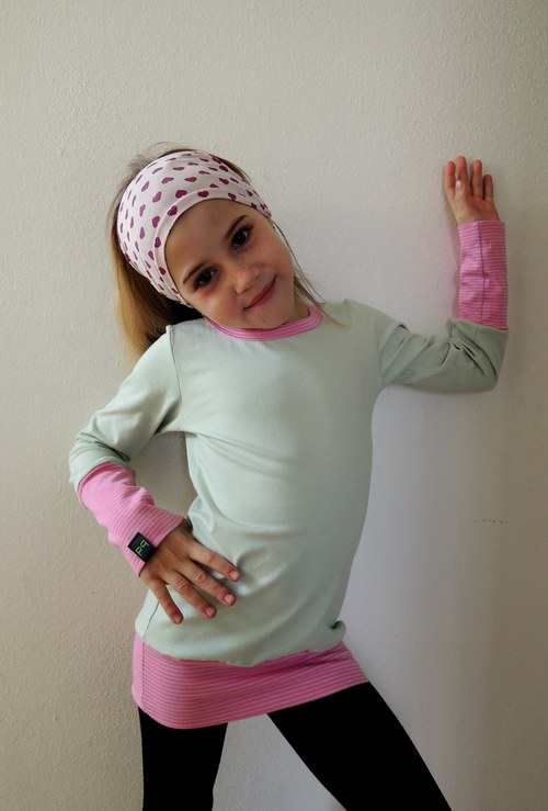 Dívčí zelenkavé prodloužené triko 104 — foto 2