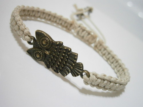 Náramek se sovičkou - béžový (macramé) — foto 2