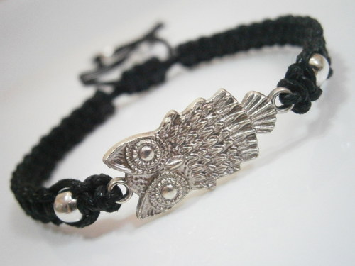 Náramek se sovičkou - černý (macramé) — foto 2