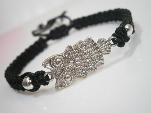 Náramek se sovičkou - černý (macramé) — foto 4