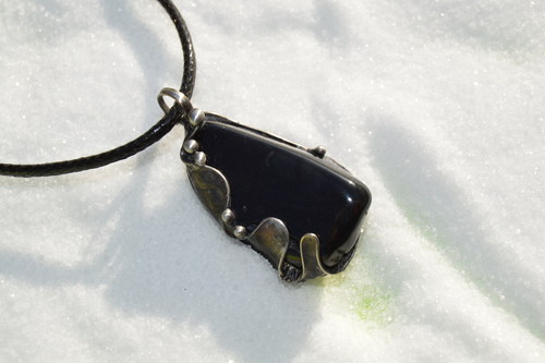 Černý amulet plný síly — foto 3