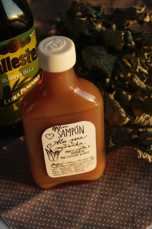 Šampón meduňka & aloe vera proti lupům — foto 2