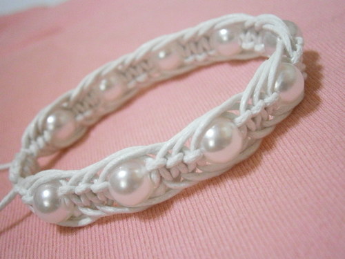 Bílý náramek s perličkama (macramé) — foto 5