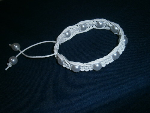 Bílý náramek s perličkama (macramé) — foto 6