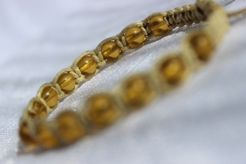 S kapkami medu.. Náramek macramé/shamballa — foto 3