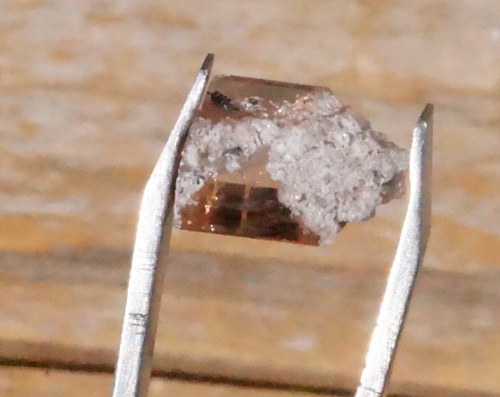 Topaz v surovině B7384 — foto 2