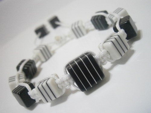 Kostičkový náramek bíločerný (macramé) — foto 2