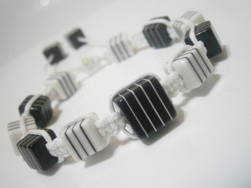 Kostičkový náramek bíločerný (macramé) — foto 3