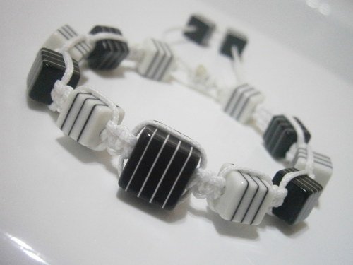 Kostičkový náramek bíločerný (macramé) — foto 5