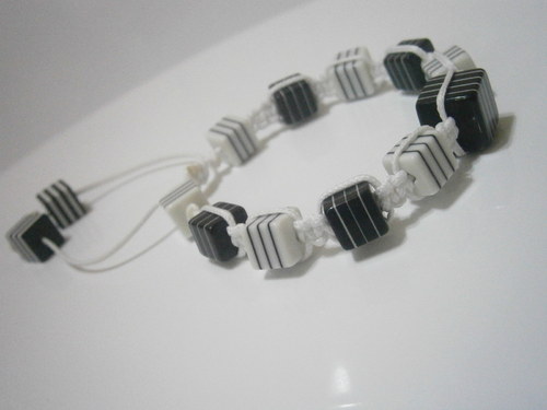 Kostičkový náramek bíločerný (macramé) — foto 6