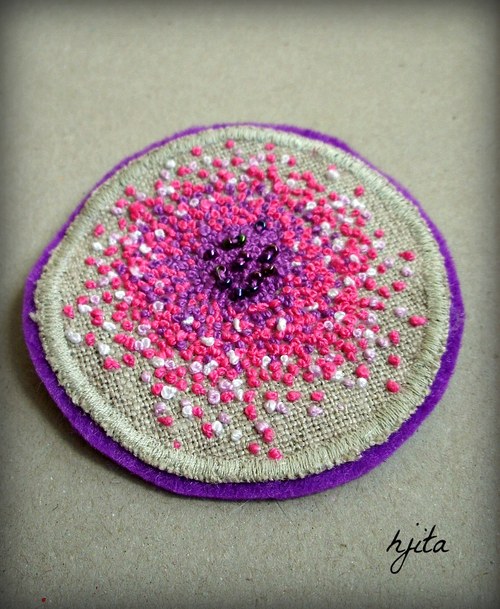 Pink - vyšívaná brož — foto 2