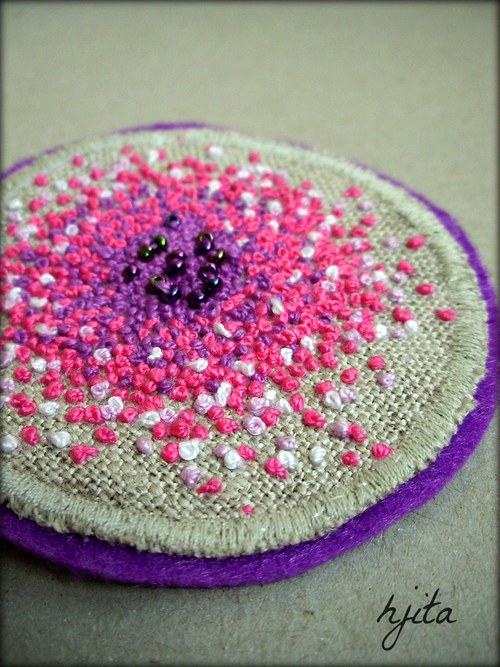 Pink - vyšívaná brož — foto 3