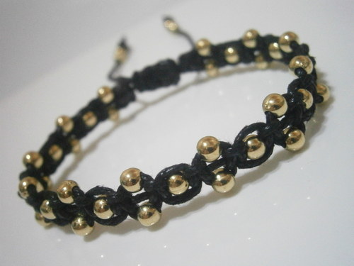 Elegantní zlatočerný náramek (macramé) — foto 2