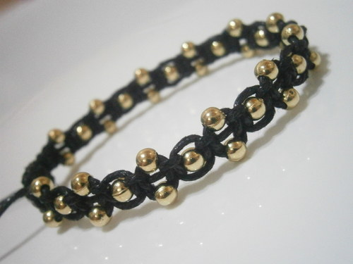 Elegantní zlatočerný náramek (macramé) — foto 3