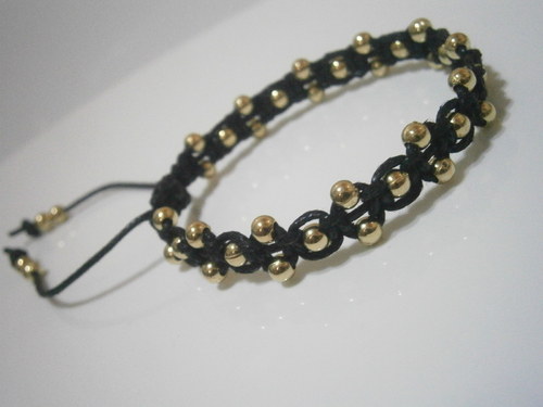 Elegantní zlatočerný náramek (macramé) — foto 4