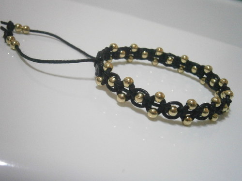 Elegantní zlatočerný náramek (macramé) — foto 5