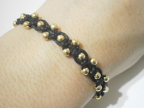 Elegantní zlatočerný náramek (macramé) — foto 6