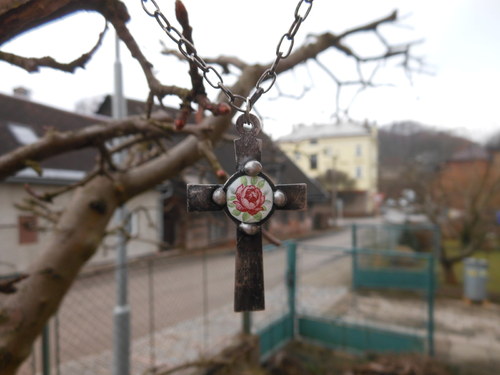 Cínovaný křížek se smaltem — foto 6