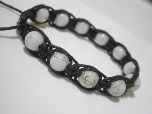Hnědý náramek (macramé) — foto 2