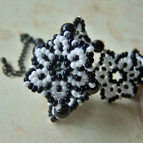 Náramek "Black and white flowers" — foto 4