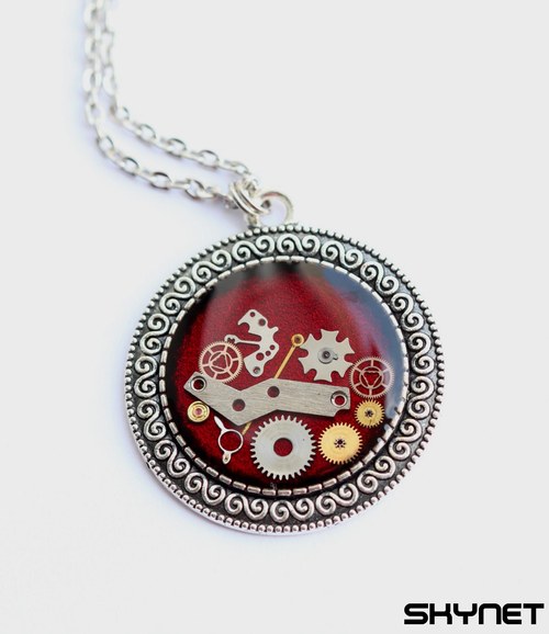 Červený amulet — foto 3