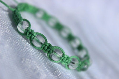 Rosa v trávě.. Náramek macramé — foto 2