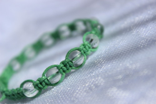 Rosa v trávě.. Náramek macramé — foto 3