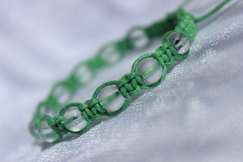 Rosa v trávě.. Náramek macramé — foto 4