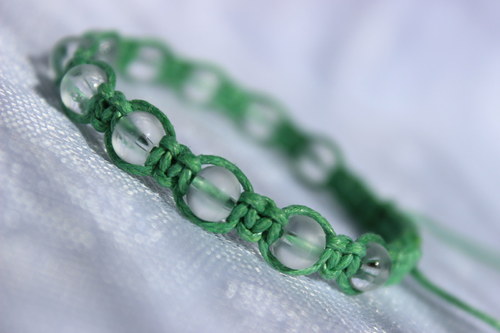 Rosa v trávě.. Náramek macramé — foto 6