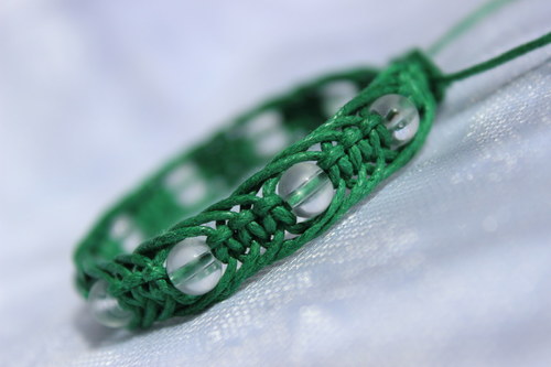 Kapky rosy v trávě.. Náramek macramé — foto 2