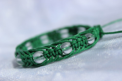 Kapky rosy v trávě.. Náramek macramé — foto 5