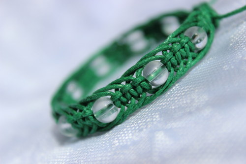 Kapky rosy v trávě.. Náramek macramé — foto 6