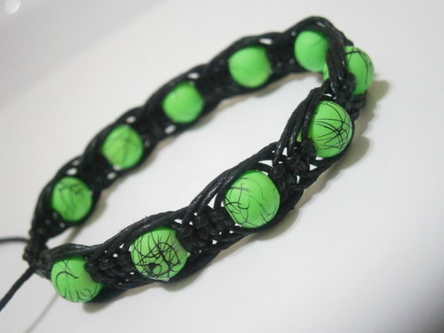 Černo-zelený (neon) náramek (macramé) — foto 2