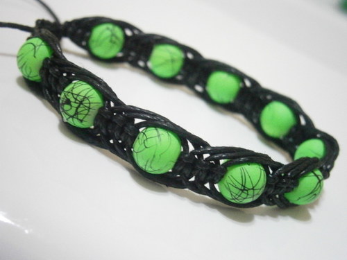 Černo-zelený (neon) náramek (macramé) — foto 3