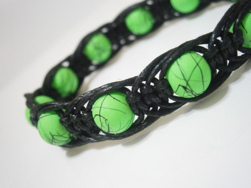 Černo-zelený (neon) náramek (macramé) — foto 5