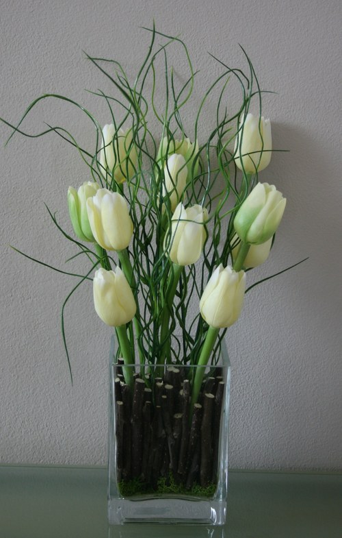 Váza s tulipány a trávou — foto 3