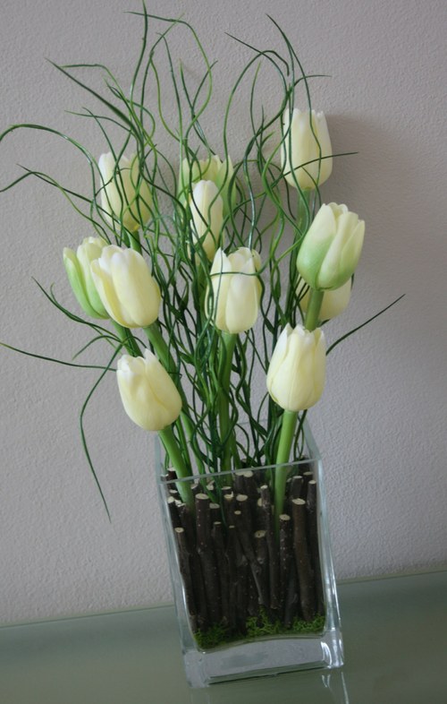 Váza s tulipány a trávou — foto 5