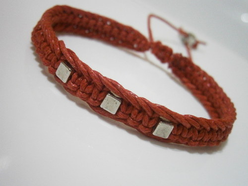 Červený náramek (macramé) — foto 2