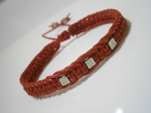 Červený náramek (macramé) — foto 3