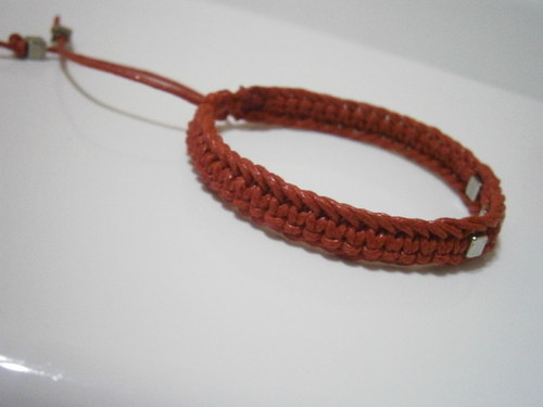 Červený náramek (macramé) — foto 4