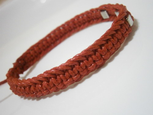Červený náramek (macramé) — foto 5